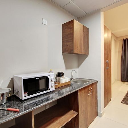 Limewood Stay - Executive Huda City Center Gurgaon Bagian luar foto
