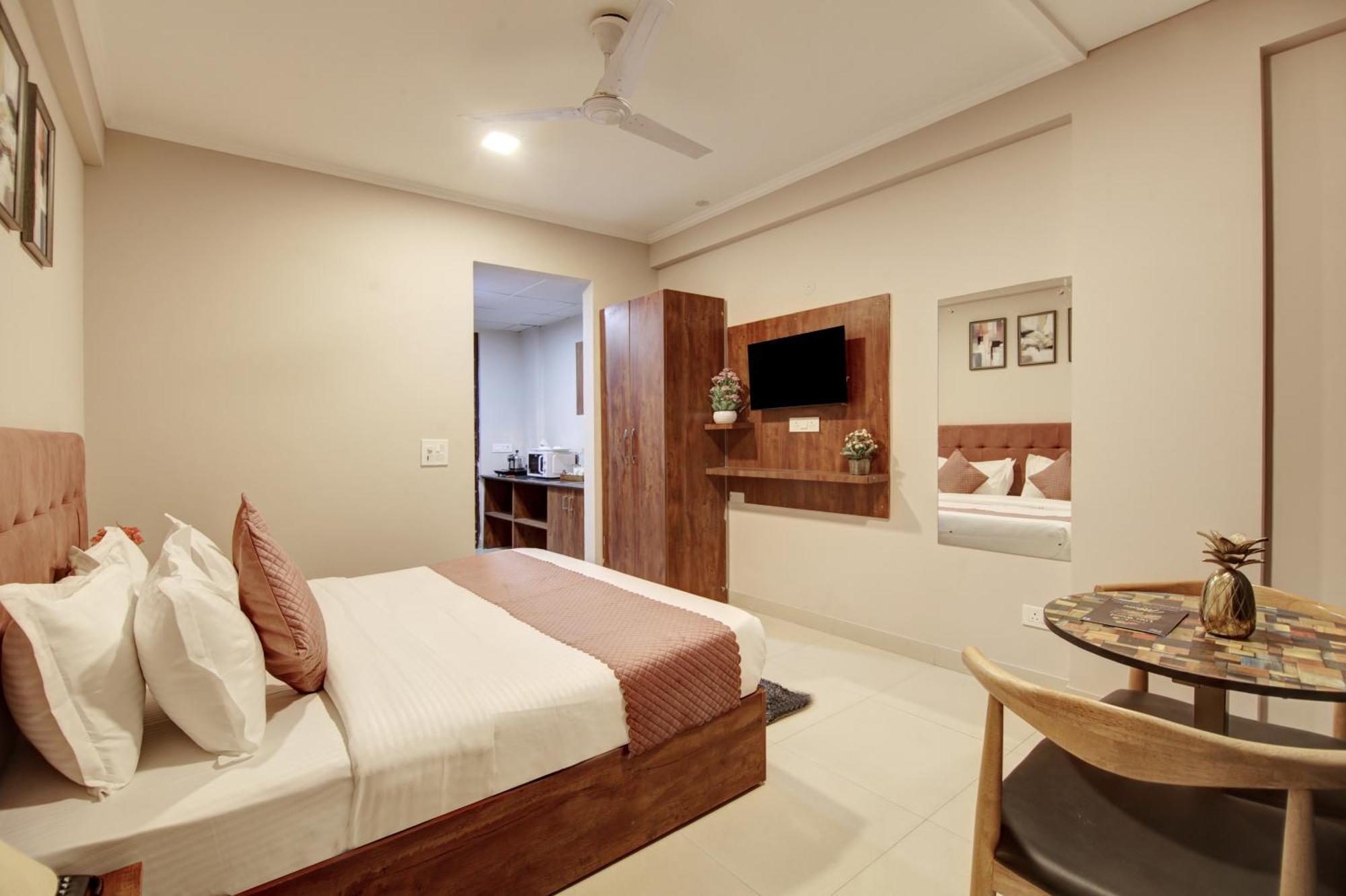 Limewood Stay - Executive Huda City Center Gurgaon Bagian luar foto